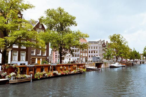 Explore Amsterdam individually - English-speaking private tour guide for up to 4 people
