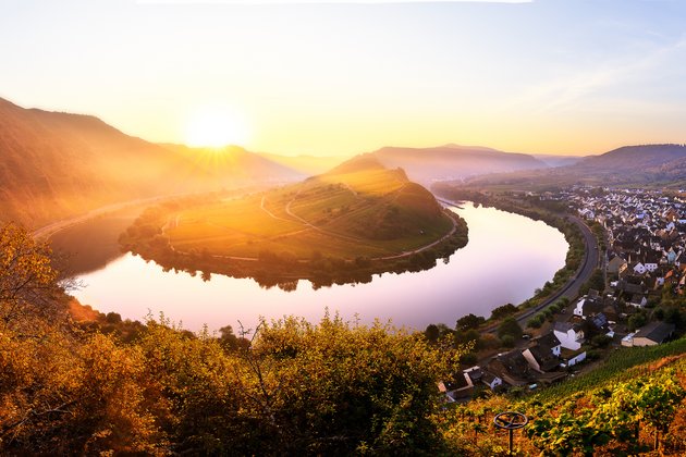 Moselschleife bei Bremm mit Flussschleife, Weinbergen und Dorf im Sonnenuntergang